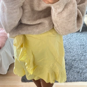 Världens sötaste kjol  - Såå söt kjol som är använd endast 1 gång, skrynklig då den legat i lådan i nått år. Märket är EDITED, köptes för 499kr på Zalando. Säljs för mindre än hälften❤️‍🔥 Stl 34 men skulle säga passar 36 med då den är justerbar med knytet på sidan. ❣️❣️