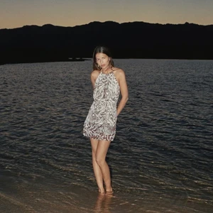 Zara klänning  - Säljer denna klänning då den inte kommer till någon användning längre. Är vanligtvis en S men klänningen är i M och sitter ändå perfekt på mig. Den är ändast använd ett fåtal gånger, skulle säga den är nästan som ny. 