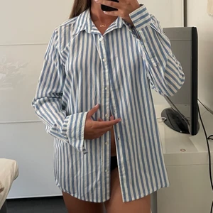 Randig skjorta  - Från bikbok. Extremt skönt material, faller jättefint mot kroppen. Från Bikbok. Aldrig använd. Storlek M