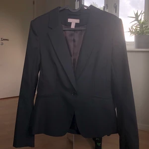 Svart fodrad kavaj från hm - Svart fodrad kavaj från hm i storlek 36. Nyskick, köpt för ett speciellt tillfälle så endast använd 1-2 gånger. Orginal pris: 349kr