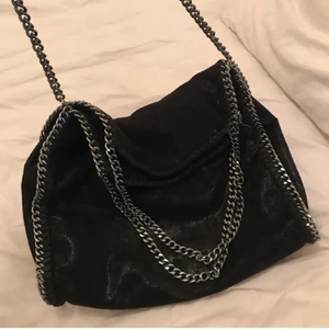 Stella McCartney liknande väska - Nästan aldrig använd väska i medium/ Large strl i fin glittrig svart färg🖤 Super rymlig väska som du kan få plats med  laptop och massa annat i! Finns två fickor innuti och en ficka med dragkedja