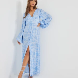 Klänning blå  - Måste tyvärr sälja denna skitfina klänningen då den va för stor för mig. Har endast provat den. Har köpt den på Plick och den förra ägaren hade endast använt den fåtalet gånger så som ny.   Kan mötas upp runt Skaraborg annars står köparen för frakten. 