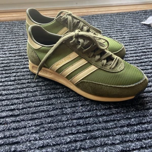 Adidas Moss side strl 38 - Skick 10/10 Använda 1 gång, säljer pågrund av fel storlek. Köpta för 1100kr, men säljs idag för ca 1700kr. Limited edition. Design från 1979. Slutsålda överallt. Köpt är köpt.