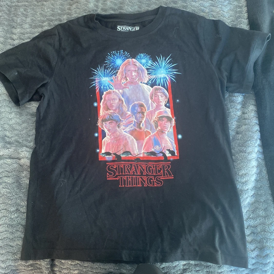 En svart stranger things t-shirt