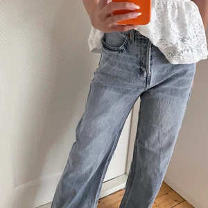 Jeans, storlek 34  - Säljer mina helt oanvända straighta jeans eftersom de inte passar mig. Är ca 166 cm och dom är perfekta i längden, näst intill för långa❤️ Kontakta mig om du har frågor!