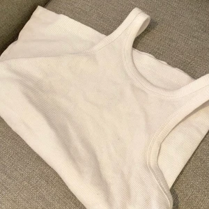 Vitt linne  - Säljer ett basic vitt linne från lager 157. Endast använd ett fåtal gånger. Storlek M🤍 Säljer för 40kr plus frakt. 