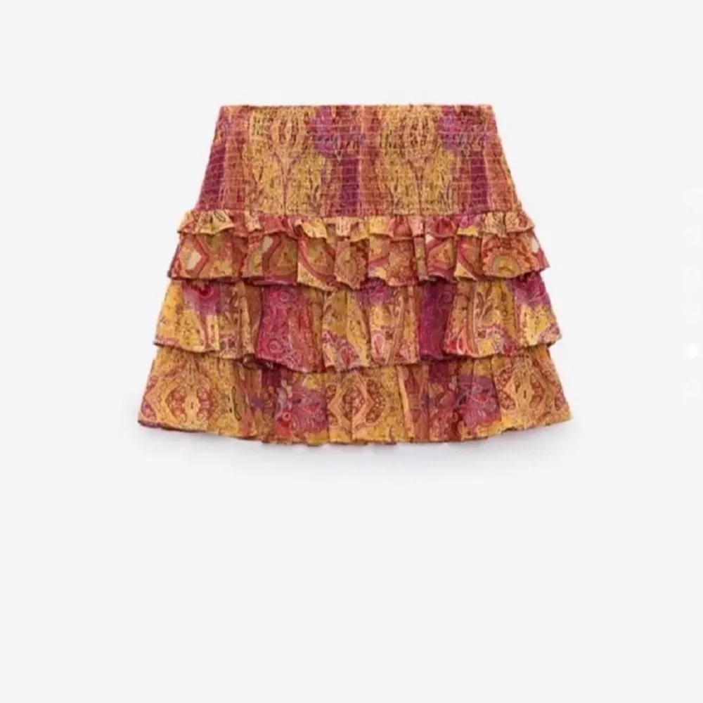 Säljer min populära zara kjol i storlek S. Slutsåld. Budgivning!!Köpt för 350kr (Ca) och säljer för 150+frakt. KÖP DIREKT 290kr.🚚📦. Kjolar.
