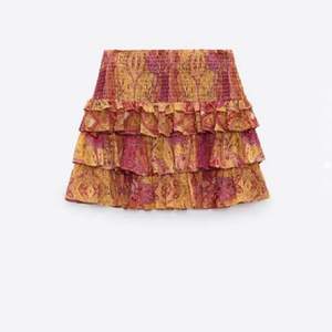 Säljer min populära zara kjol i storlek S. Slutsåld. Budgivning!!Köpt för 350kr (Ca) och säljer för 150+frakt. KÖP DIREKT 290kr.🚚📦