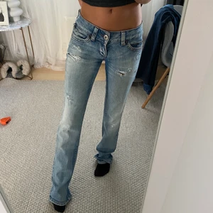 Jeans - Säljer dessa lågmidjade utsvängda jeansen då de tyvärr inte passar mig💕 midjemått 74cm, innerbenslämgden 80cm  TRYCK INTE KÖPR DIREKT (JEANSEN FINNS KVAR)
