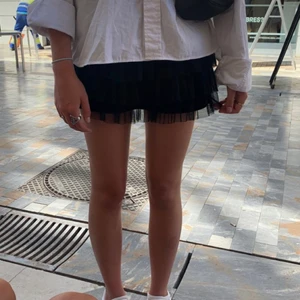 Volangkjol  - Säljer denna populära volangkjol ifrån zara fast i mönster! Se sista bilden❤️😁 barnstorlek 164 men passar mig som har xs💘