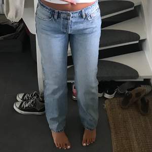 Säljer dessa skit snygga mid raise jeans från Zara som inte går att köpa längre, strl 36.Super fint skick, använd ett fåtal gånger☺️ buda från 220kr 💓
