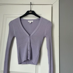 Ribbad tröja - Fin pastellila topp från H&M, i nyskick! Aldrig använd! Ribbat skönt material 💜