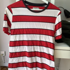T-shirt medium Product  - Medium, märke Product. Använd men mkt kvar att ge. Har fler herrplagg. Även dam. 