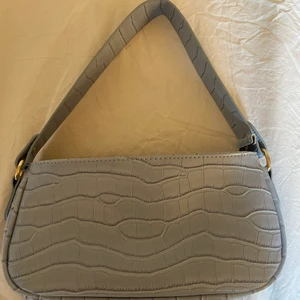 Väska  - Säljer min väska för att den inte har kommit till användning. Skriv för fler frågor osv.💕