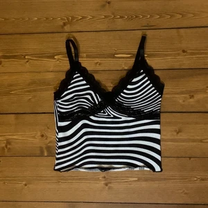 Jättefin zebra top🤍🖤 - Fin zebra färgad top från H&M Divided.🤍🖤 Aldrig använd och i mycket bra skick!