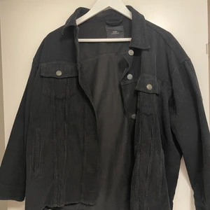 Zara jacka - Svart ribbad jacka från zara i storlek S. Funkar bra som höst/vår/sommar jacka!