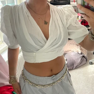 Zara topp - Jätte gullig Zara topp som sitter extremt bekvämt! Använt en gång och inga fläckar! Man kan välja hur urringad eller inte den ska vara på! Väldigt fin till en lång kjol:) Inte alls L utan M!!!!! Kontakta vid intresse💕