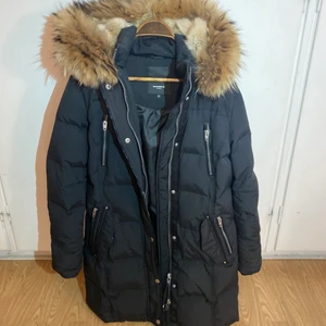 Rockandblue damjacka  - Säljer jackan i fint skick då den är använd 1 vinter. Den är även kemtvättad. Säljer den för jag ska flytta och behöver bli av med den så pris kan diskuteras😊 (Dunjacka subway real fur)
