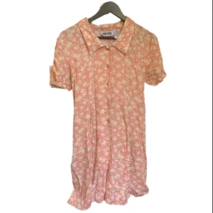 Vintage klänning  - Super söt klänning, rätt skrynklig men i bra skick och fint somrig tyg.  