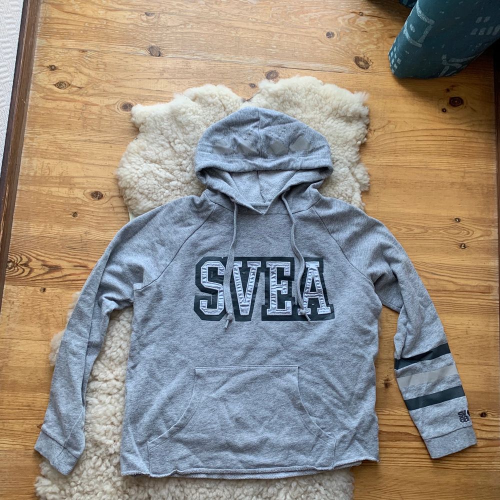 Grå SVEA hoodie - Svea | Plick Second Hand