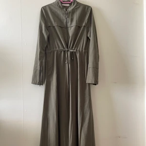 Klänning Abaya - Fin klänning med snöre runt midjan, fickor, dragkedja vid handen, finns även i mörkblå