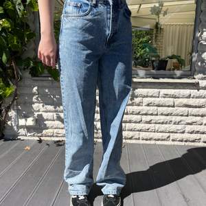 Blå jeans ifårn NA-KD med slitningar nedtill. Bra skick. Passar någon som är runt 165cm lång om man vill att dom ska sitta som på bilden! Köparen står för frakten🫶🏻