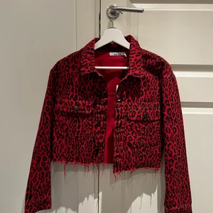 Jeansjacka NA-KD  - Cool jeansjacka från NA-KD OANVÄND! Strl. 36 100 kr + frakt