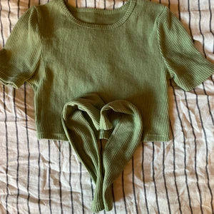 STICKAD GRÖN TOPP M ARMVÄRMARE  - Säljer nu denna jätte fina gröna stickade tröjan men armvärmare. Tröjan är från SHEIN men aldrig använd, bara testat. Jag köpte den för 69kr om jag minns rätt.Tröjan är normal i storlek och skulle passa en Xs samt en S. Köparen står för frakt💞💞KRAM