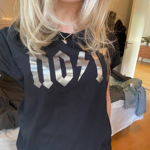 T-shirt - T-shirt från Neo Noir med silver-tryck. Aldrig använd!