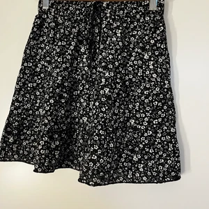 Kjol - Säljer då min kjol fårn SHEIN som är helt oanvänd! Står att det är en S men jag skulle säga att den passar en XS lika bra!