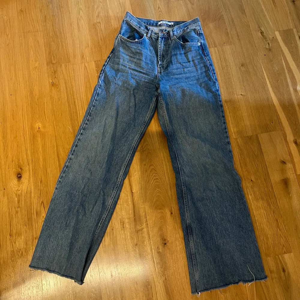 Mörkblåa högmidjadd jeans från NA-KD i storlek 36. Sitter fint på och är sparsamt använda.   Frakt tillkommer . Jeans & Byxor.