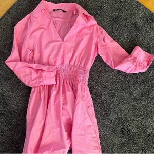 Zara klänning - Zara klänning i storlek s i en härlig rosa färg. Säljes då jag tycker att den är lite kort på mig!