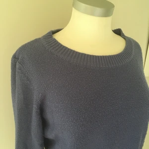 Lila/blå stickad tröja - En lila/blå stickad tröja, färgen på andra bilden är den mest riktiga. Den har några nopprar men inget som märks jätte mycket. 