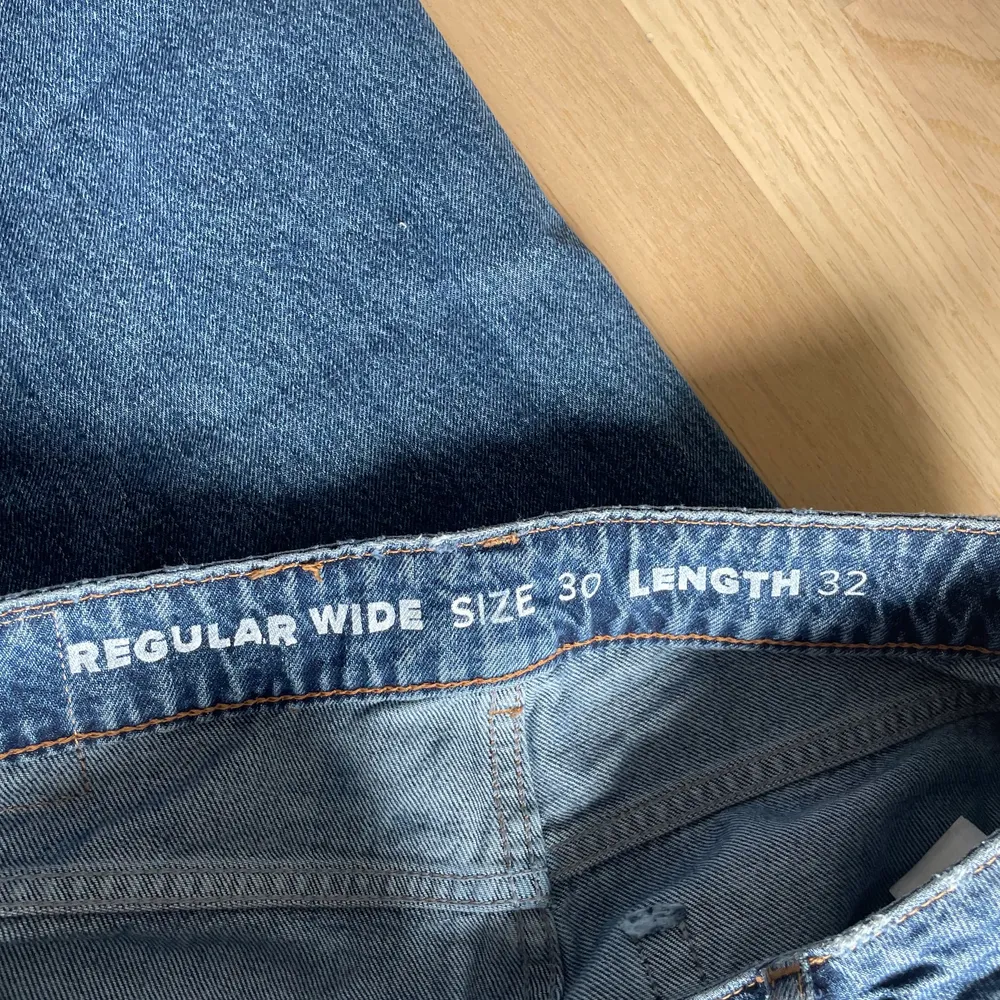 Blåa jeans från bikbok. Köpta för 4 månader sedan, använda 2 ggr. Storlek W30 L32.. Jeans & Byxor.