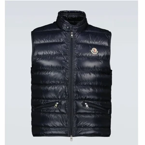 Moncler väst - Säljer min super snygga mörkblåa moncler väst då den inte kommer till någon användning och vill köpa en annan istället, den är så gott som ny. Passar både tjej o kille. Köptes på NK herr i stl 1 vilket motsvarar stl S