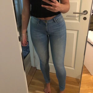 Lee jeans  - Skinny Lee jeans i väldigt bra skick, sitter superfint! Storlek 28/33 men väldigt stretchiga
