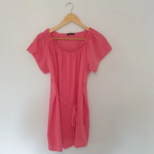 Blus med pärlor och snören - En blus med pärlor och snören. 98% bomull och 2% elastan. 