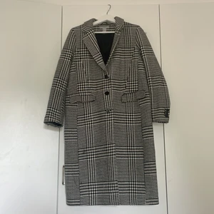 H&M kappa - Jättefin kappa från hm som knappt aldrig är använd, fina knappar på ärmen och tung så den ger ett fint fall! Väldigt fin inför hösten, vintern och våren. Svart och vit och passar till allt! 