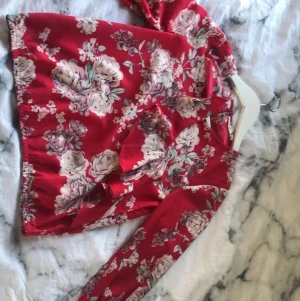 Fin somrig blus🌸 - Jag säljer min blus för att jag har aldrig använt den! Den är i väldigt bra sick!❤️