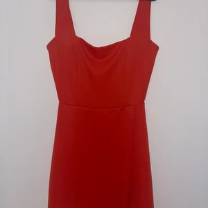 Röd Klänning  - Storlek M men är liten i storleken, passar som en storlek S.  Klänningen är endast använd vid ett tillfälle. 