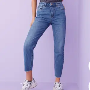 Blåa jeans från Vero Moda. Storlek 26/30. Oanvända med prislappar kvar.