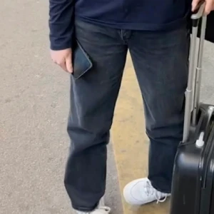 Jeans - Säljer pågrund av att de är för stora på mig Jag är 157cm lång för folk som undrar (Frakten kan variera)