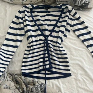 stickad tröja  - jätte fin stickad tröja, både stängd eller om man vill ha t.ex. ett linne under👍🏼 jättefin till ett par linnebyxor eller nu till hösten! skriv för fler bilder, i stl s men skulle kunna säga att den passar en xs-m för att den är väldigt stretchig 