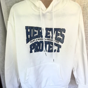 Vit hoodie - Vit hoodie i jättebra skick! Säljer pga för liten