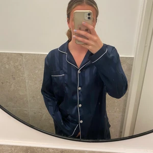 Pyjamas sett - Så himla skön pyjamas i marinblått i siden💙säljer både skjortan och byxorna, den är använd endast några gånger och i väldigt fint skick! Säljs pga jag hr köpt en ny pyjamas och får inte användning av denna☺️