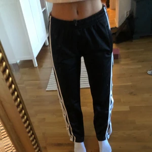 Byxor - Snygga byxor med knappar på sidorna. Sidorna går att öppna nästan helt upp. De passar inte mig längre och säljer därför. Köpta utomlands så är inte säker vilket märke. köparen står för frakten💕  ❌Tryck inte på köp nu, utan skriv till mig❌