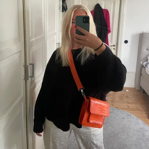 Väska  - Jättesöt orange väska från HVISK!!! Nyskick då den knappast är använd!!😊😊 nypris 895 kr!!!