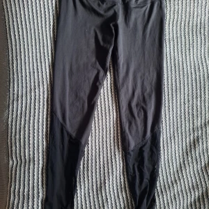 Träningstights - Genomskinliga lägst ner. Fint skick. 