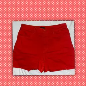 Röda, supersköna, strechiga högmidjade shorts från märket ”Lindex”. Mycket bra skick. Storlek: M❤️❤️