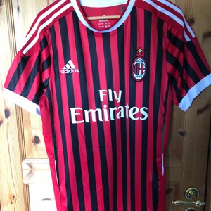 Replika Ac Milan Tröja Ibrahimovic #11 - Ny replika av en klassisk Ac milan tröja med ibrahimovic på ryggen  Ny replika = Ej äkta